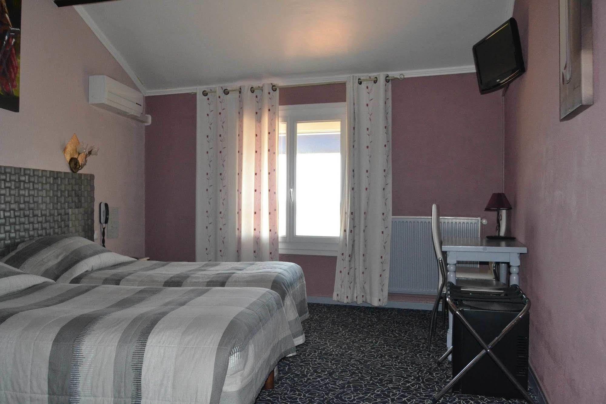 Hotel Le Dauphin Bleu Saintes-Maries-de-la-Mer Esterno foto