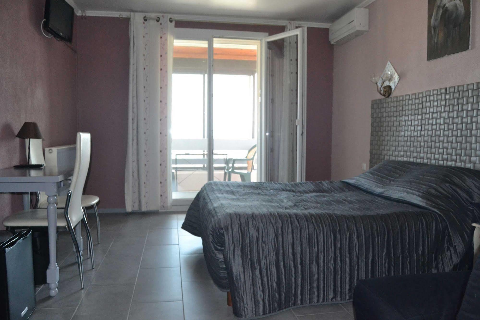 Hotel Le Dauphin Bleu Saintes-Maries-de-la-Mer Esterno foto