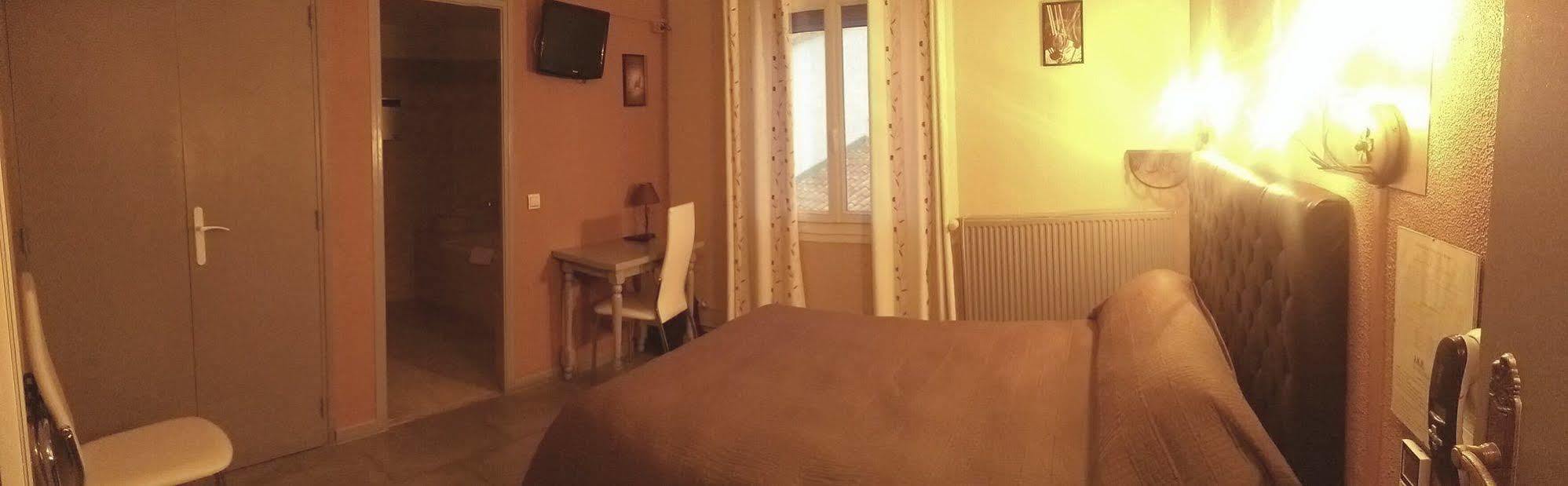Hotel Le Dauphin Bleu Saintes-Maries-de-la-Mer Esterno foto