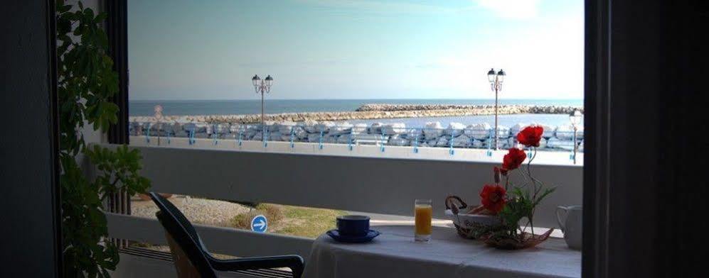 Hotel Le Dauphin Bleu Saintes-Maries-de-la-Mer Esterno foto